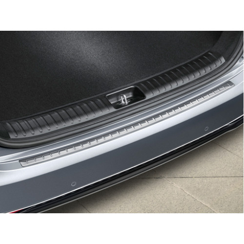 Rear bumper trim line, chrome optic