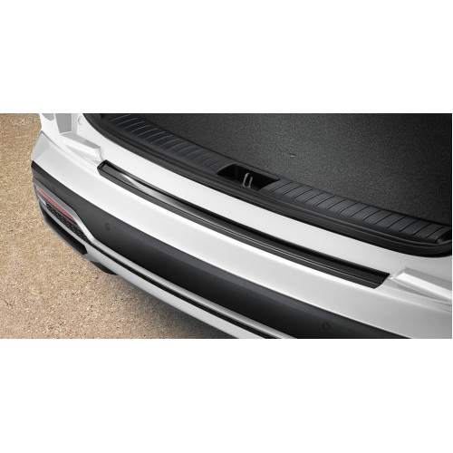 Rear bumper trim line, piano black